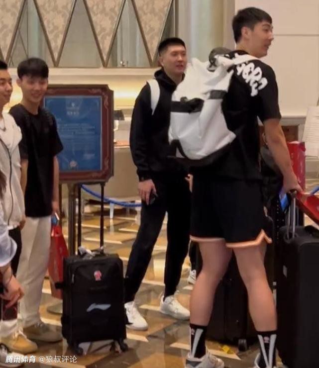 美女露大乳