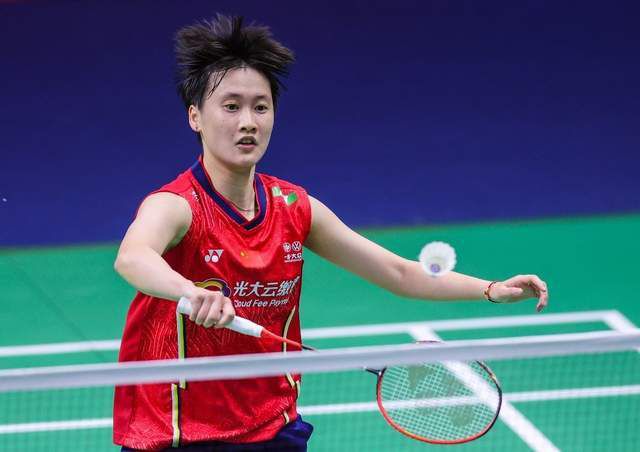 变态往美女屁股里灌水不让尿